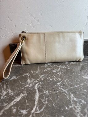 Hobo Vida Cream Wristlet Clutch
